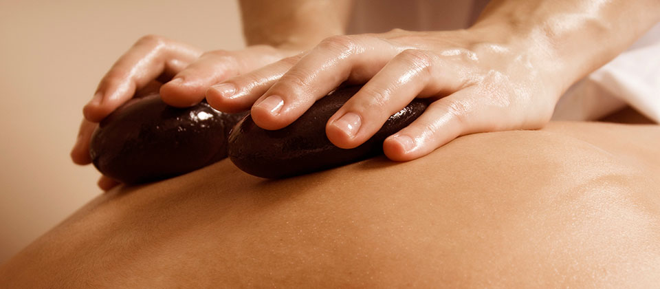 hotstone massage met verwarmde stenen